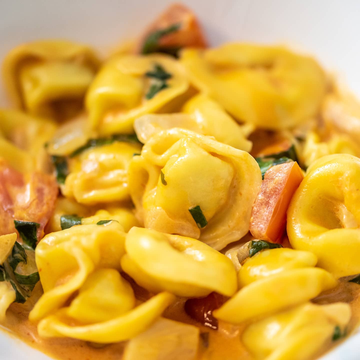 This delicious Tortellini in Creamy Tomato Sauce is now up on the blog! This dish is so easy and quick to make. Pair it with some garlic toast or a side salad and dinner is done! Tap the link in my profile @fakin_the_bacon and click the photo to get this recipe.
Photography: @rosshwphoto
#vegetarian #vegetarianrecipes #vegetarianfood #pasta #tortellini #delicious #food #foodblogger #foodporn #foodie #foodstagram #hungry #yummy #cookit #dinnergram #healthyfood #whatvegetarianseat #vegetarianrecipes #vegetarianfoodporn #vegetarianfoodshare #basil #tomato #tomatosauce #dinner