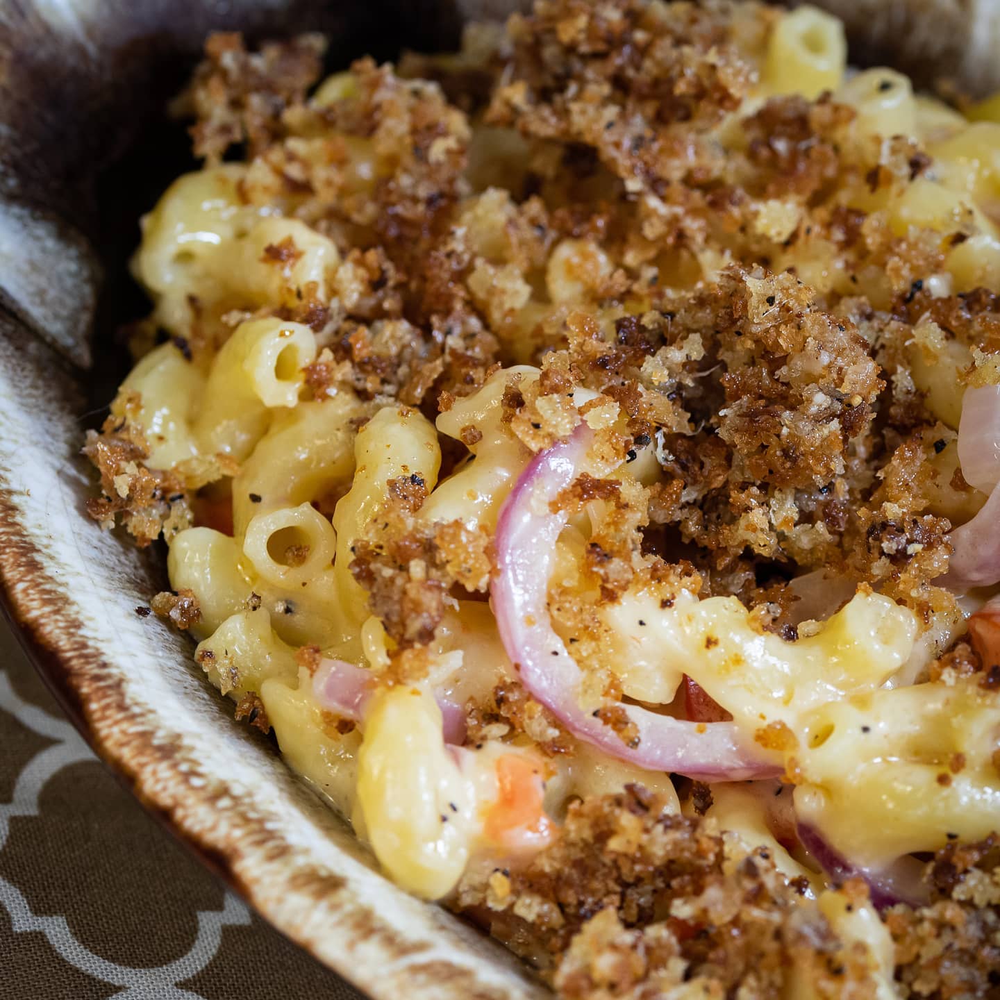 This is hands down the best mac and cheese I've ever had. It has a creamy Béchamel sauce along with tomato and red onion. I've topped it with my favorite panko topping to give it a little crunch. Tap the link in my profile @fakin_the_bacon and click the photo to get this recipe.
Photography: @rosshwphoto
#vegetarian #vegetarianrecipes #vegetarianfood #pasta #macandcheese #delicious #food #foodblogger #foodporn #foodie #foodstagram #hungry #yummy #cookit #dinnergram #healthyfood #whatvegetarianseat #vegetarianrecipes #vegetarianfoodporn #vegetarianfoodshare #redonion #tomato #bechamel #panko #parmesan #cheese #dinner #comfortfood #recipe #recipes